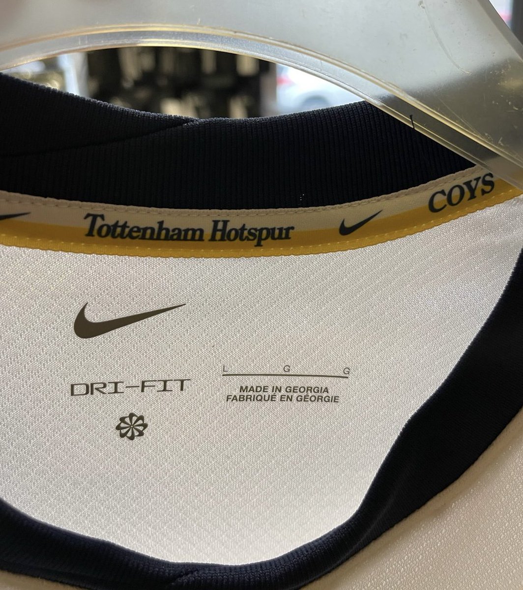 🗞️ #Kitnews from England as images have appeared online of what’s rumoured to be the new #TottenhamHotspur 2024-25 home shirt made by #NikeFootball. 🤔 📸 thekitman.co.uk/tottenham-hots… Credit @cabbycollection #TheKitman 👕 #Tottenham #Spurs #COYS #THFC