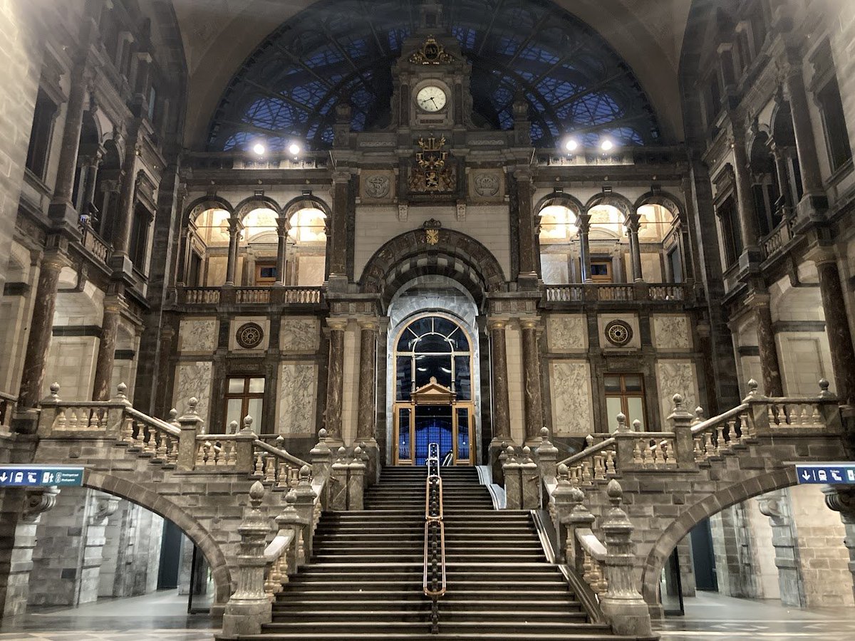 mirfaan's tweet photo. @knitmeg This is the entrance to the train station in Antwerp. It has vibes. https://t.co/69D0sBrCEs