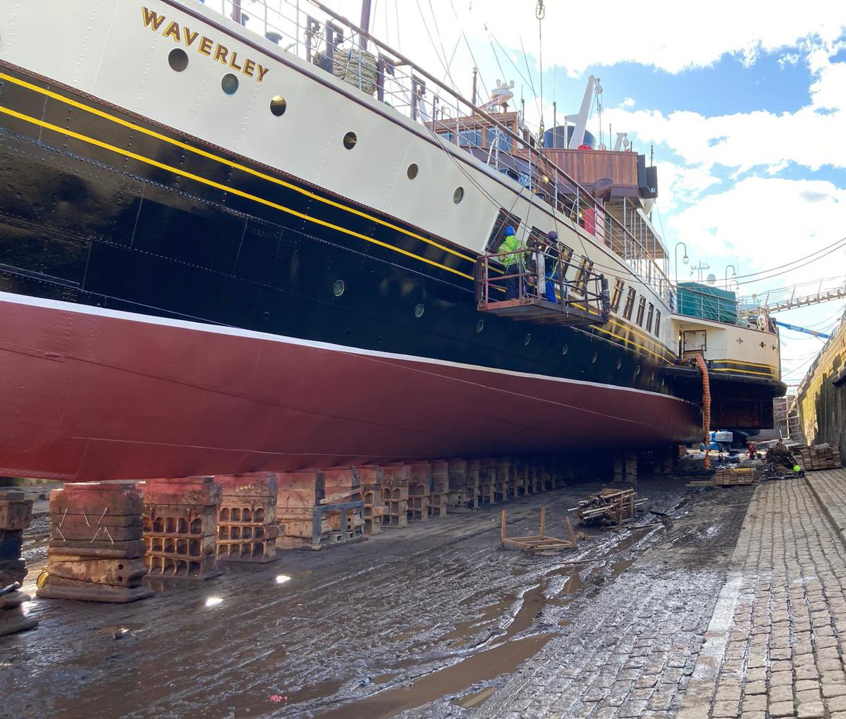 Doesn’t she look good! Waverley receiving final paint work on the evening (Wednesday 17th April) before being refloated. 30 days to go until Waverley’s first sailing of 2024. waverleyexcursions.co.uk