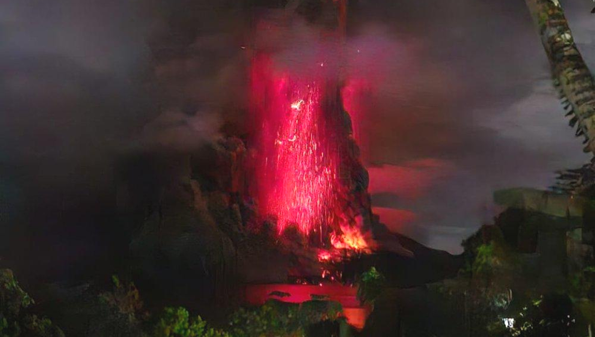 attyaattylla's tweet photo. 1/5: Breaking the silence after 22 years, Mount Ruang's recent explosion echoes its tumultuous history. Nestled in North Sulawesi, #Indonesia, this stratovolcano has erupted sporadically, leaving a mark on local communities and geological records. https://t.co/DkUtXGpQ6J