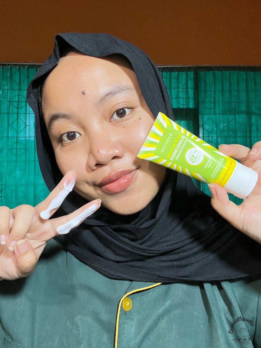 “BOLEH GA SIH APPLY-REAPPLY SUNSCREEN BEDA PRODUK?” 👀 BOLEH! Aku biasanya pake SS lotion/gel buat apply, tapi reapplynya pake spray karena lebih sat-set. Aman & nyaman di pake di kulit yg acne prone & sensitive ✅ #Deluxuryskin #AzarineSunscreen #Racuninsunscreen