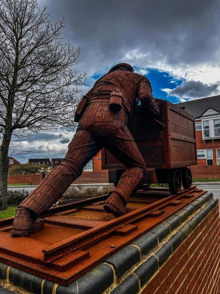 Another casual librarian shift & today I'm back in East #Durham at #Trimdon Just spotted this happening at another East Durham library in one of my  old work towns #Seaham. 
Ray is a local hero doing great work with his sculptures.