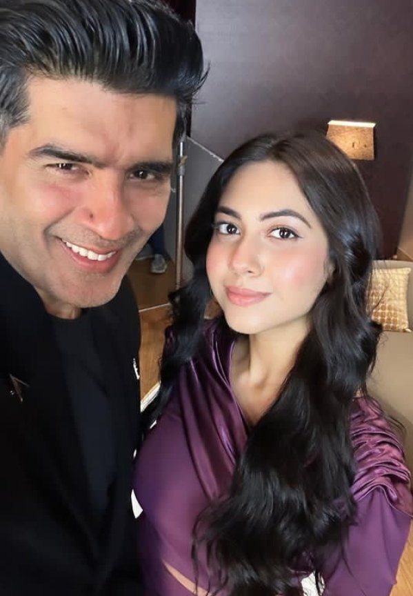 Reem with #ManishMalhotra
Something cooking 🤔
#ReemShaikh <a href="/reem4you/">Reem</a> <a href="/ManishMalhotra/">Manish Malhotra</a>