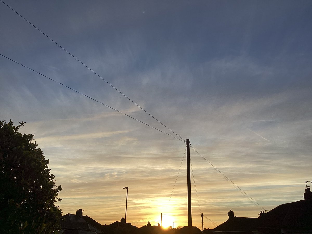 #GoodMorningEveryone #HappyThursday nice little sunrise shame about the pole but it would move out of way 🥰#newday #StormHour #NotRaining #ThursdayMotivation '