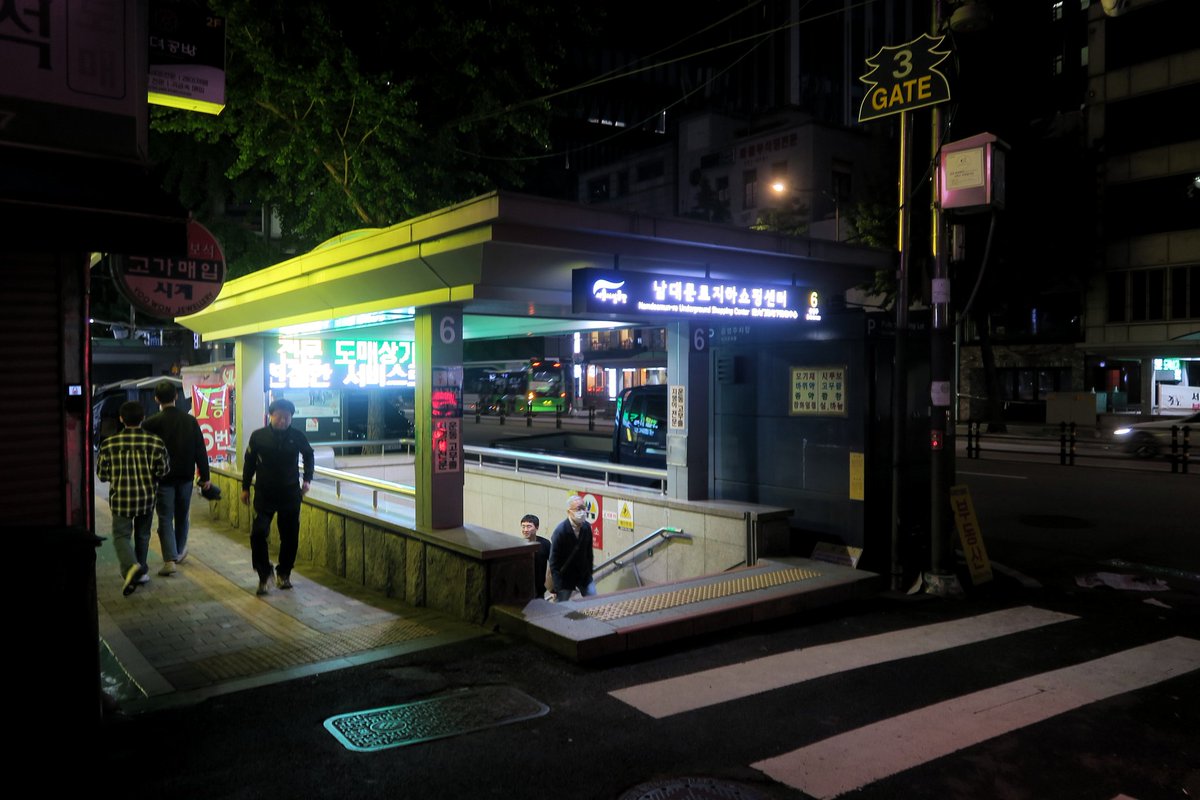 Seoul    .
.
.
#street #photography #photographiederue #streetphoto #streetphotography #photoderue #streetlife #urbanphotography #urbanphoto #spfyourshot #voidtokyo