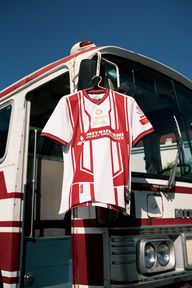 Kitkingdom83's tweet photo. Really liking this, especially with those old school 𝐕𝐄𝐍𝐄𝐙𝐈𝐀 badge vibes, which also features on the purple Cup Away shirt. 

The Cup Home offering is a bit more robotic looking, but are these one to watch? #Shanghai #Mitsubishi #FlyingLion https://t.co/a2goE1NPqg
