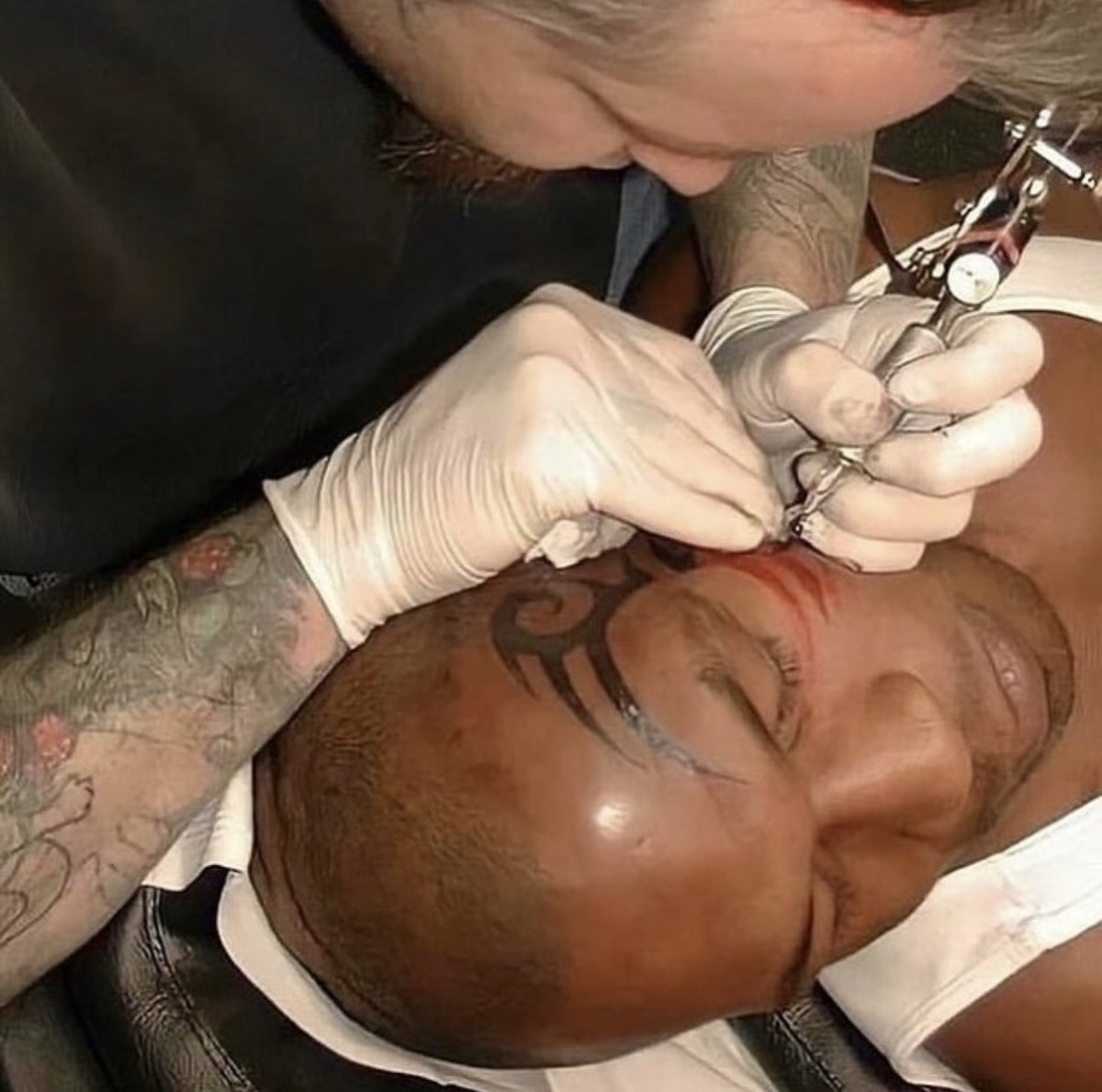 YFN_YFN_YFN's tweet photo. Mike Tyson getting his face tat (2003) https://t.co/7n9bV09I7w