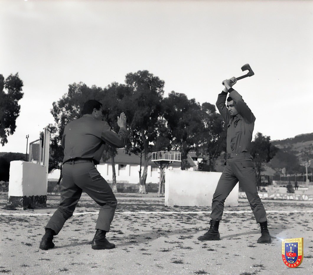 Jandarma Komandolar yakın dövüş eğitiminde.🥋🤼 📍İzmir Foça 🗓️1977 #Jandarma #TarihteJandarma #Tbt