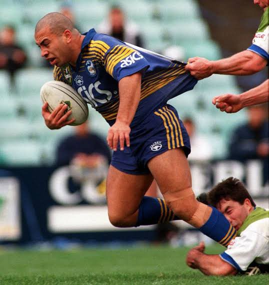 gr4hmo's tweet photo. Jim Dymock (1996-2000)
⁃Position: Lock/Five-Eighth
⁃Games: 112
⁃Tries: 12
⁃Rep. Career: 6 games for NSW; 6 games for Australia https://t.co/7y5s0Aa9hN
