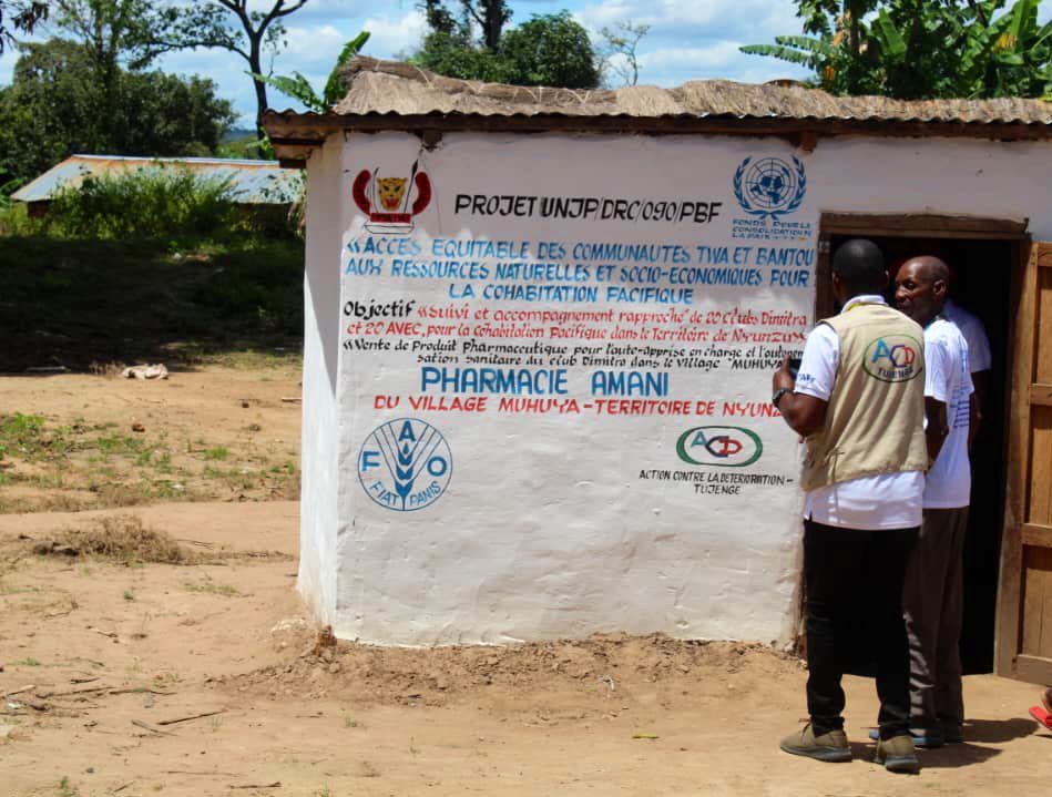 Inauguration du marché communautaire et de la pharmacie du village de Muhaya (Tanganyika ). Grâce à @UNPeacebuilding les membres des #ClubsDimitra ont construit ces infrastructures qui leur permettent de vendre leur production agricole et d’avoir➕facilement des médicaments.