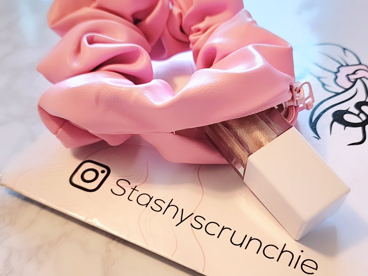 👋 Hey friends! Check out my new blog post about Stashy Scrunchie and their fantastic hair accessories! They make scrunchies that have a hidden zipper pocket built into them. Super cute and stylish! Click my link down below.

#hairtips #fashionstyle 

theresearchingbeauty.com/2024/04/scrunc…