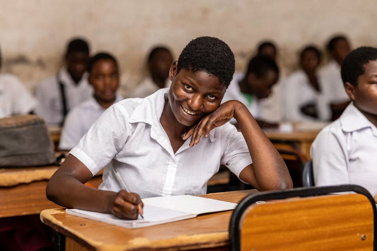 A scholarship has kept Leah’s dreams alive! Thanks to the support of @MSNBC and the UNICEF KIND Fund partnership, Leah is one of the girls whose secondary education is supported at Makanda Community school in Malawi. Read More: uni.cf/3JkKDOC