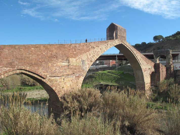 Bon #patrimonideldia i #DiaInternacionaldelsMonuments! Visitem el Pont del Diable, situat entre #Martorell i #Castellbisbal i sobre el riu Llobregat, el seu origen es remunta a l'època romana: patrimonicultural.diba.cat/element/pont-d… #mapespatrimoni @CastellCultura @AjuntaMartorell @CulturaDIBA