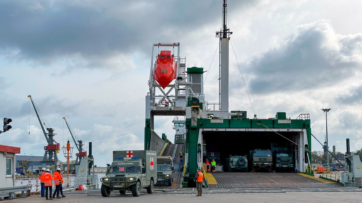 EjercitoTierra's tweet photo. ¡Buenos días! ¿Nos acompañas? Estamos en Bemowo Piskie Training Area #Polonia 🇵🇱
🫵Nuestros Regulares de #Ceuta y los componentes del Batallón de Infantería Protegida "San Quintín" #BRILAT, listos para el ex. #SaberStrike2024 #SteadfastDefender2024
Trabajando hombro con hombro 🤝 con nuestros aliados, reforzamos la cohesión y nuestra capacidad de respuesta ante cualquier desafío.
🫵¡No te lo puedes perder! ¡Síguenos y apoya a nuestros militares! 💪
@COMGECEU_ET @MCANA_ET #OTAN @NATO #StrongerTogether @USArmyEURAF @VCorps #SomosTuEjército 🇪🇸