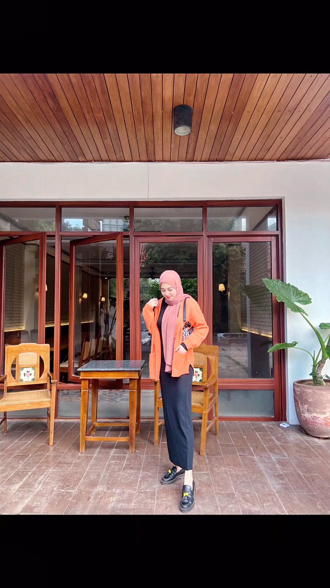 Itu yang main HP sambil di cas, nungguin chat apa nunggu kesetrum?