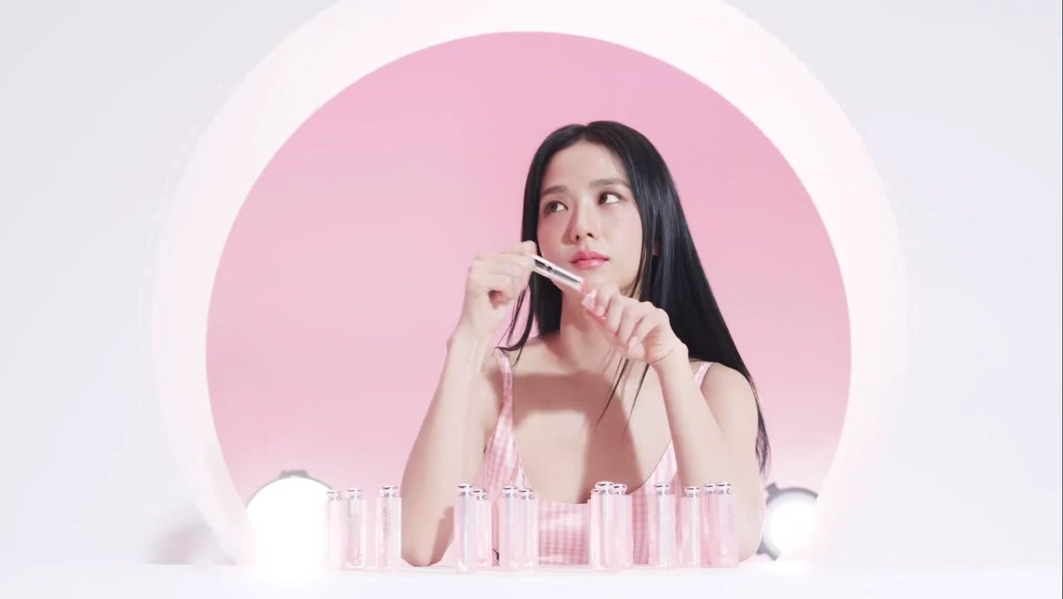 jisooschart's tweet photo. JISOO mentioned in @wkorea's article about Dior Beauty.

"#JISOO in the collection campaign inspires women around the world to express their individuality more freely and boldly with their dazzling beauty and imposing attitude. Meet the NEW #Dior Pastel Collection Global Campaign, which will bring brilliant beauty and charm with bright and bold appearances anytime, anywhere with its brilliant glow and lovely colors. 

In April 2024, Christian #DiorBeauty presents a total of eight NEW collections featuring the spring colors of pink lilac, coral, and bronze colors of Dior House's leading makeup icon #DiorAddict Lip Glow & Dior Addict Lip Maximizer & Dior Rosy Glow, a global best-selling product that has attracted women around the world." https://t.co/7Xico51K2r