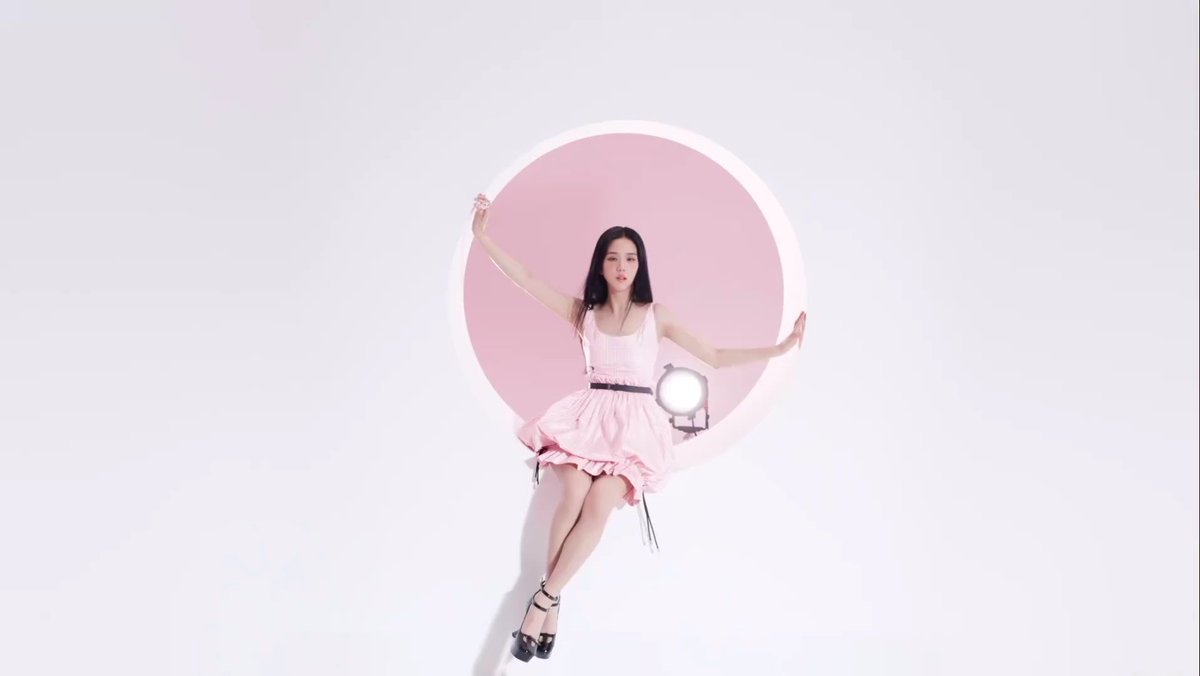 jisooschart's tweet photo. JISOO mentioned in @wkorea's article about Dior Beauty.

"#JISOO in the collection campaign inspires women around the world to express their individuality more freely and boldly with their dazzling beauty and imposing attitude. Meet the NEW #Dior Pastel Collection Global Campaign, which will bring brilliant beauty and charm with bright and bold appearances anytime, anywhere with its brilliant glow and lovely colors. 

In April 2024, Christian #DiorBeauty presents a total of eight NEW collections featuring the spring colors of pink lilac, coral, and bronze colors of Dior House's leading makeup icon #DiorAddict Lip Glow & Dior Addict Lip Maximizer & Dior Rosy Glow, a global best-selling product that has attracted women around the world." https://t.co/7Xico51K2r