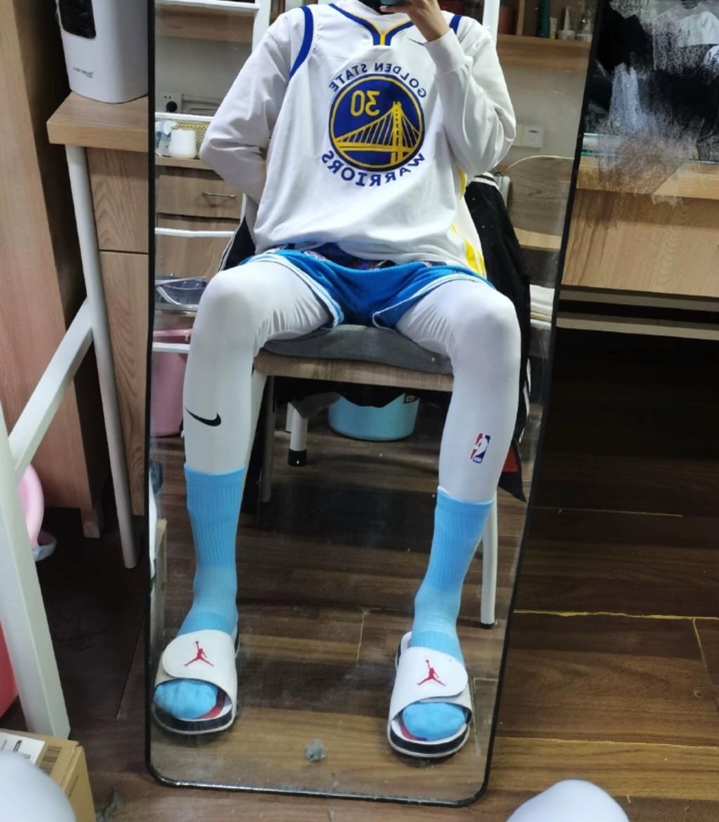 今天这一身去玩弄踩踏调教你这只贱狗