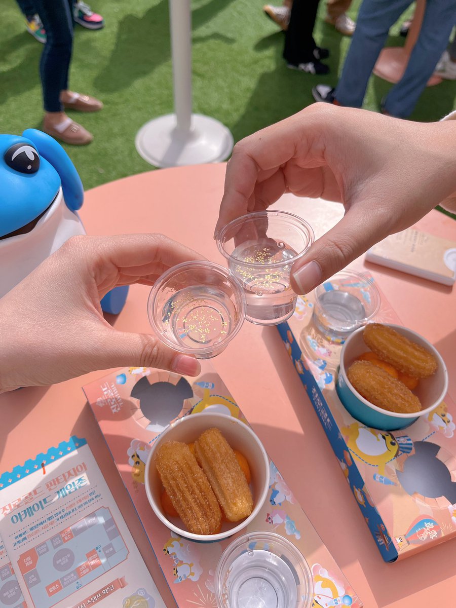 Padoinkorea's tweet photo. 💖🍶สายกิจกรรมชอบ activity ป้าแนะนำมาที่ซองซู ตอนนี้เขามีงาน pop-up store จินโรโซจู ในงานมีเกมให้เล่นเยอะเลย สนุกมากกก พนักงานไฮป์สุดๆ เก็บแสตมป์ครบ 3 ดวงก็เอาไปแลกโซจูกับของกินเล่นได้ฟรีเลย งานนี้มีตรวจ passport นะทุกคน ต้องอายุบรรลุนิติภาวะแล้วถึงจะเข้าได้เพราะมีแอลกอฮอล์  งานนี้จัดถึงวันที่ 6 พฤษภานี้เท่านั้นน้าาา #รีวิวเกาหลี #ป้าโดอินโคเรีย 

งานจัดตรงข้ามร้านขนมปังเกลือเจ้าดัง (자연도 소금) เล่นเกมเสร็จไปซื้อขนมปังกินต่อได้ อร่อยมากกกก ก.ไก่ สามล้านตัว กรอบนอกนุ่มใน หอมเนยสุดๆ

📌พิกัด : [NAVER Map]
Jillo Gold Fantasia
서울 성동구 연무장길 53
https://t.co/jeWKWiTDKc