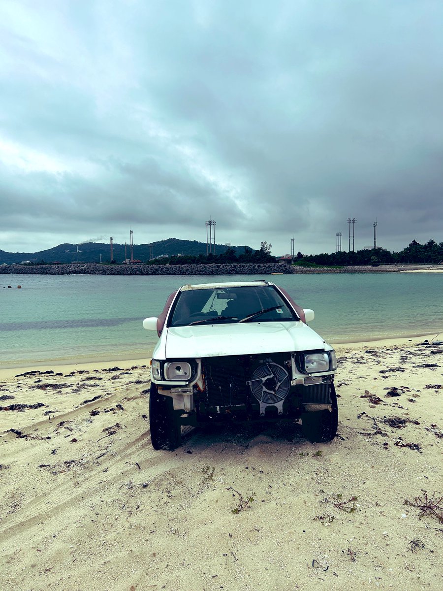 LipRusty's tweet photo. 何故か浜辺に放置されてる朽ち果てた車🚗
琵琶湖プチ移住中(次の移住候補探し中)
#移住 #琵琶湖湖畔 #キャンプ #旅人 #ハンターカブ #CT12 #沖縄 https://t.co/kLiUgxVDjq