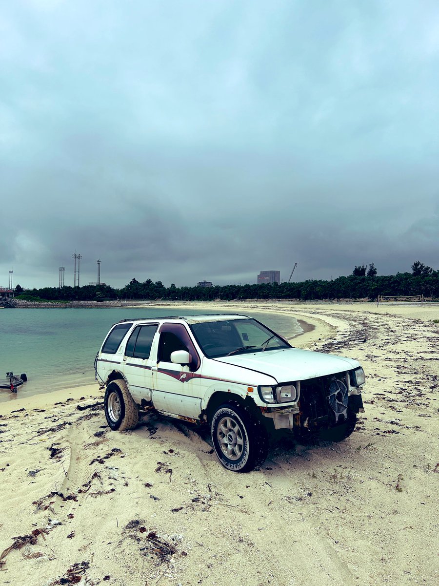 LipRusty's tweet photo. 何故か浜辺に放置されてる朽ち果てた車🚗
琵琶湖プチ移住中(次の移住候補探し中)
#移住 #琵琶湖湖畔 #キャンプ #旅人 #ハンターカブ #CT12 #沖縄 https://t.co/kLiUgxVDjq