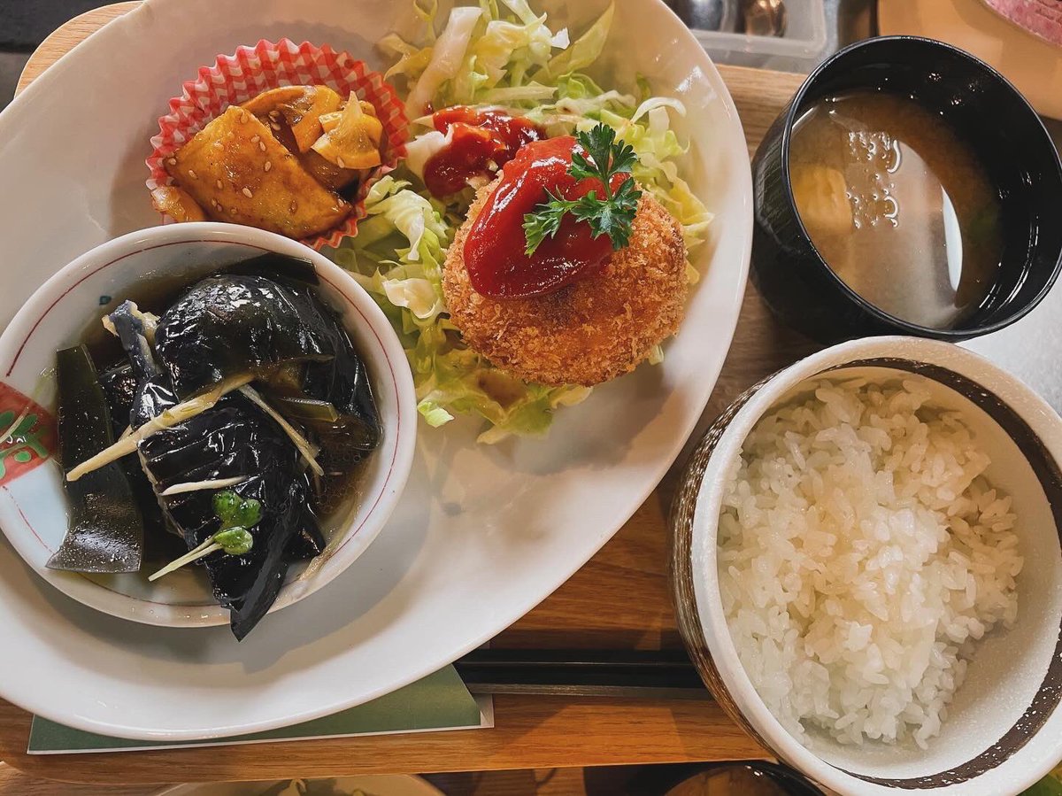 cafejoaaaaan's tweet photo. こんにちは☺︎
如庵です

黄砂がすごくて、お店の窓から見える藤原の山が変な色でした

4月18日(木)
本日の日替りワンボウル

小えびのクリームコロッケ
ナスの煮びたし
紅はるかとレモンの甘辛あえ

でした♪

またのご来店お待ちしております！ https://t.co/luBpFYmBdk