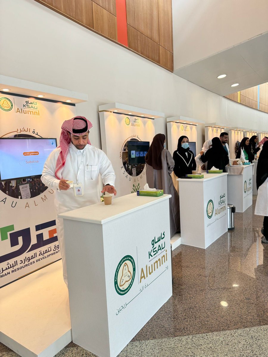 BAALHAMAD2018's tweet photo. مقتطفات من #يوم_الخريج المقام بجامعة #كاساو بفرع الأحساء والذي شمل على معرض التوظيف، معرض الكليات، جلسات استشارية فردية مع مستشارك المهني، جلسة استشارية جماعية مع الخبراء، 
يهدف يوم الخريج إلى إتاحة الفرص الوظيفية وتجهيز خريجي الجامعة إلى سوق العمل وذلك بتذليل الصعوب��ت التي قد تواجههم في طريقهم نحو التوظيف