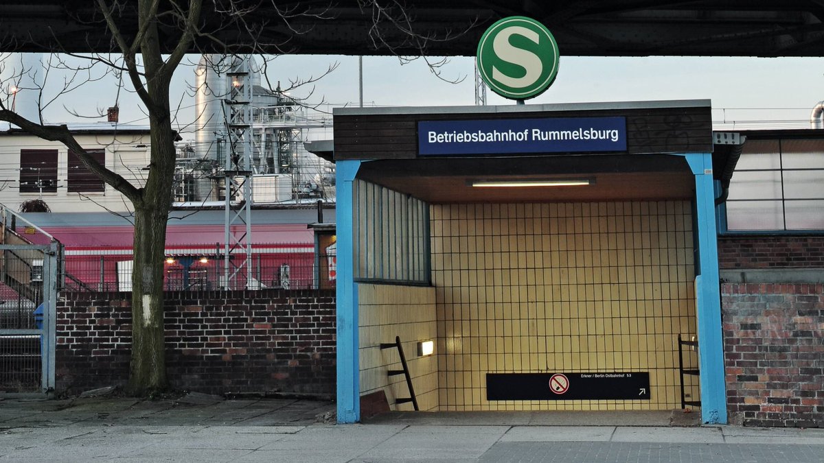 Wegen Verbreitung von 'Fake News': Bauteil aus kaputtem Bahnhofsaufzug in Rummelsburg wird ausgetauscht. Von Stefan Jacobs. checkpoint.tagesspiegel.de/telegramm/5iZ0…