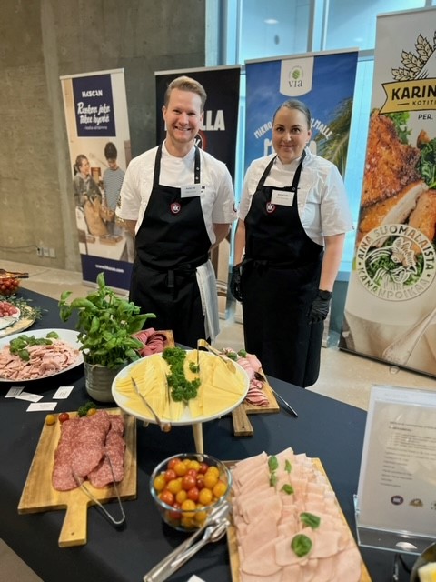 HKFoodsFinland's tweet photo. HKScanin yhtiökokous on alkamassa Turun Joki-keskuksessa! Asialistalla on paljon mielenkiintoisia aiheita, joista kuulette tänään myöhemmin lisää. Herkullisesta aamupalabuffetista vastaavat totta kai meidän luottokokkimme Mikko ja Kira 🙌 😋 🥑 🥐 🥓 🥘 🥗 #hkscan #yhtiökokous https://t.co/pfgdnwO4eK