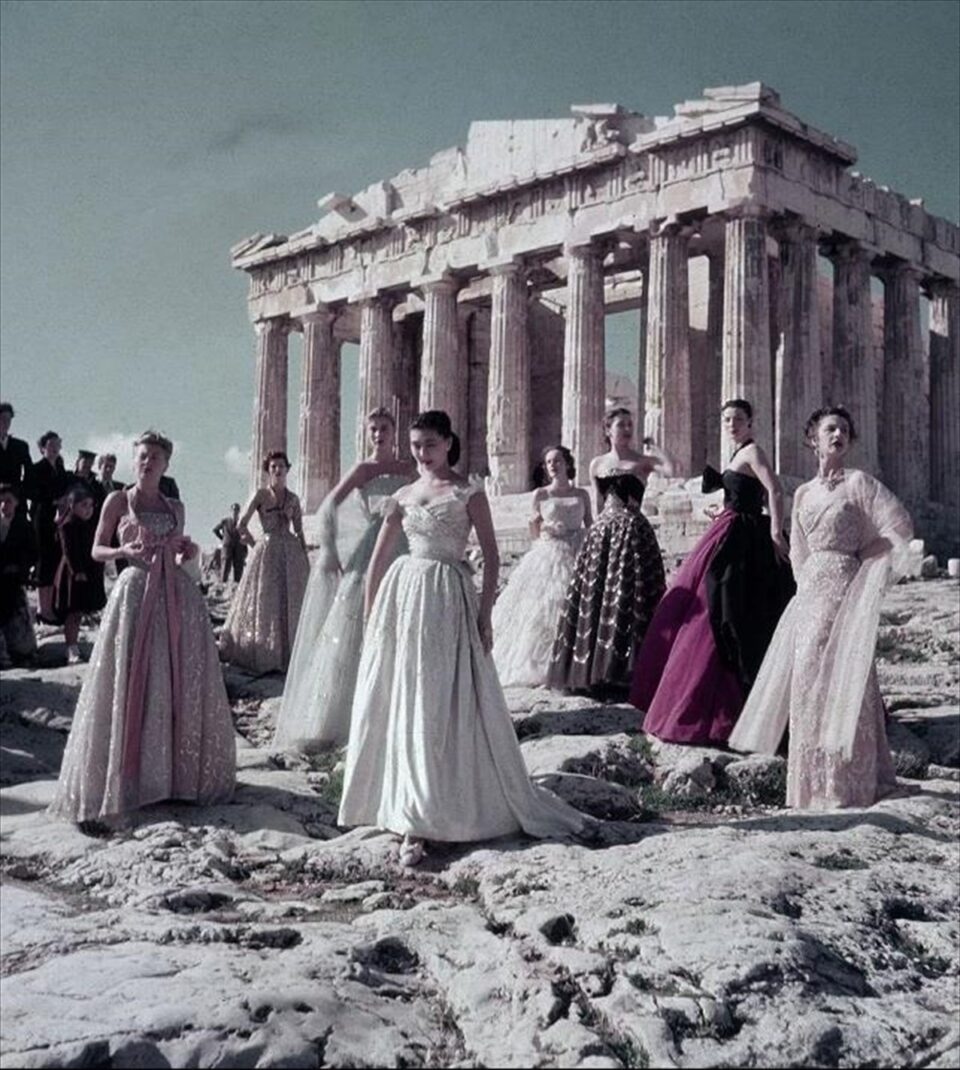 ◾ Día de monumentos #DiaInternacionalDeLosMonumentos #ArquitecturayModa @Dior en la Acrópolis de Atenas | 1️⃣9️⃣5️⃣1️⃣ #JuevesDeArquitectura #arquitectura #architecture #archilovers #diseño #design #fashionlover