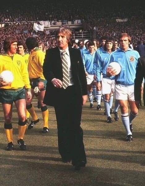 'The name's Bond ... John Bond'

#LeagueCupFinal1975 #NorwichCity #AstonVilla #WembleyStadium 
@NorwichCityFC @AVFCOfficial