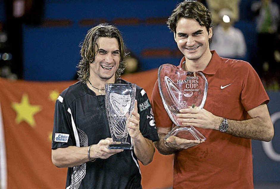 One photo of Roger per day. Day 932 📸🇨🇭🙎🏻‍♂️🏆💥👊🎾✨😊👋 @rogerfederer @DavidFerrer87 (Credit : unknown)