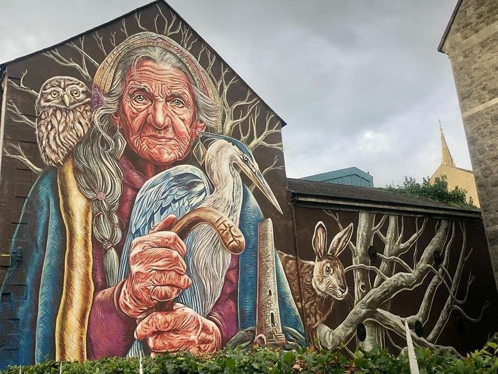 The new ‘An Cailleach’ mural. This magnificent work of art by Vera Bugatti ART is the latest addition to the DRAWDA Urban Art Trail. The painting captures An Cailleach, the divine mother goddess associated with the creation of the landscape. 
📷: Jenny Callanan
#FolkloreThursday
