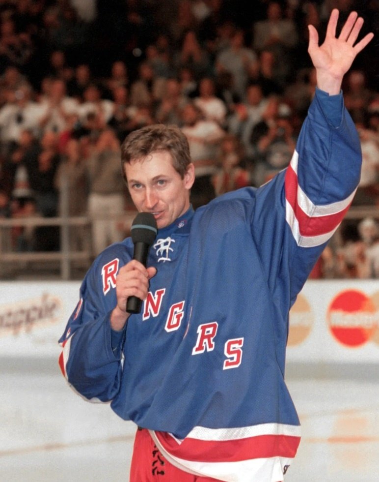 #OTD Před 25 roky ukončil Wayne Gretzky kariéru. Od té doby působila v NHL řada skvělých hokejistů, ale žádná osobnost, která by dokázala překročit hranice tohoto sportu podobně jako on.