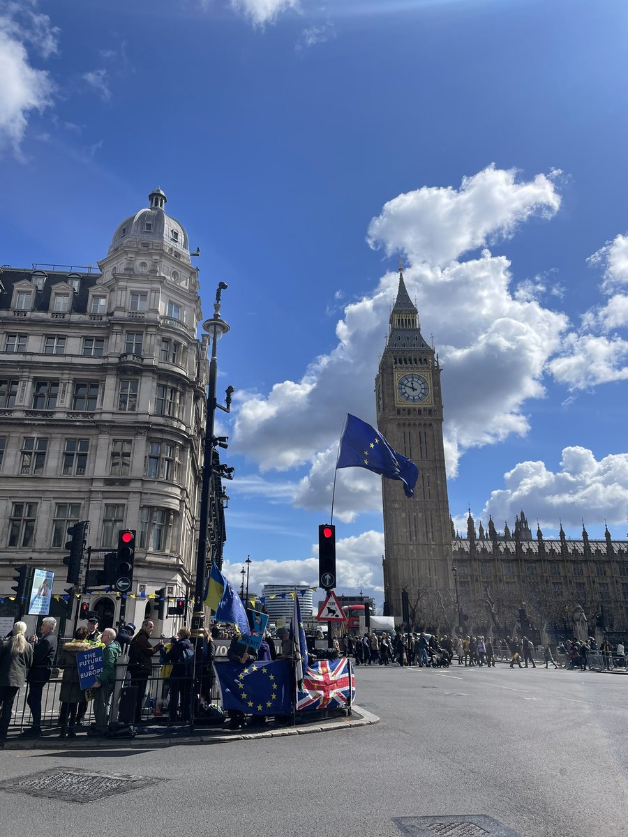 erinjacqgill's tweet photo. Y’day I cycled through central London midday rather than usual 7:30am-ish. The sun was shining, the roads were congested (lots of US style pick-ups) + the crowds were out in Parliament Sq.

(Lots of different protesters visible. The pro-EU group was well positioned.)

#HappyThurs https://t.co/eIJFF0OYgq