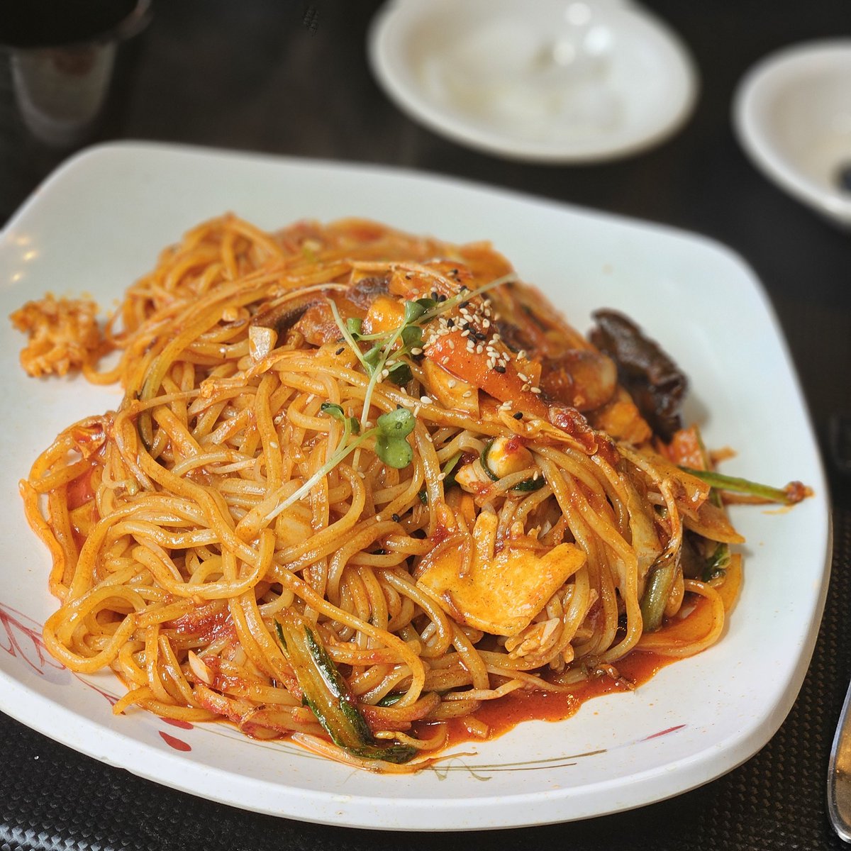 FL0W3RINGARDEN's tweet image. ✨혜화 만리성 볶음짬뽕✨

평점: 15/10

 짬뽕 킬러인 소인을 감동시킨 짬뽕이오. 중국음식 먹고 싶을때 여기로 무조건 오. 게다가 혼밥 쌉가능이며 가격은 만 천원이었지만 양도 많아서 한 그릇 먹고 저벅저벅 나의 혜화 하기 적당하다 하오. 
추천드리오