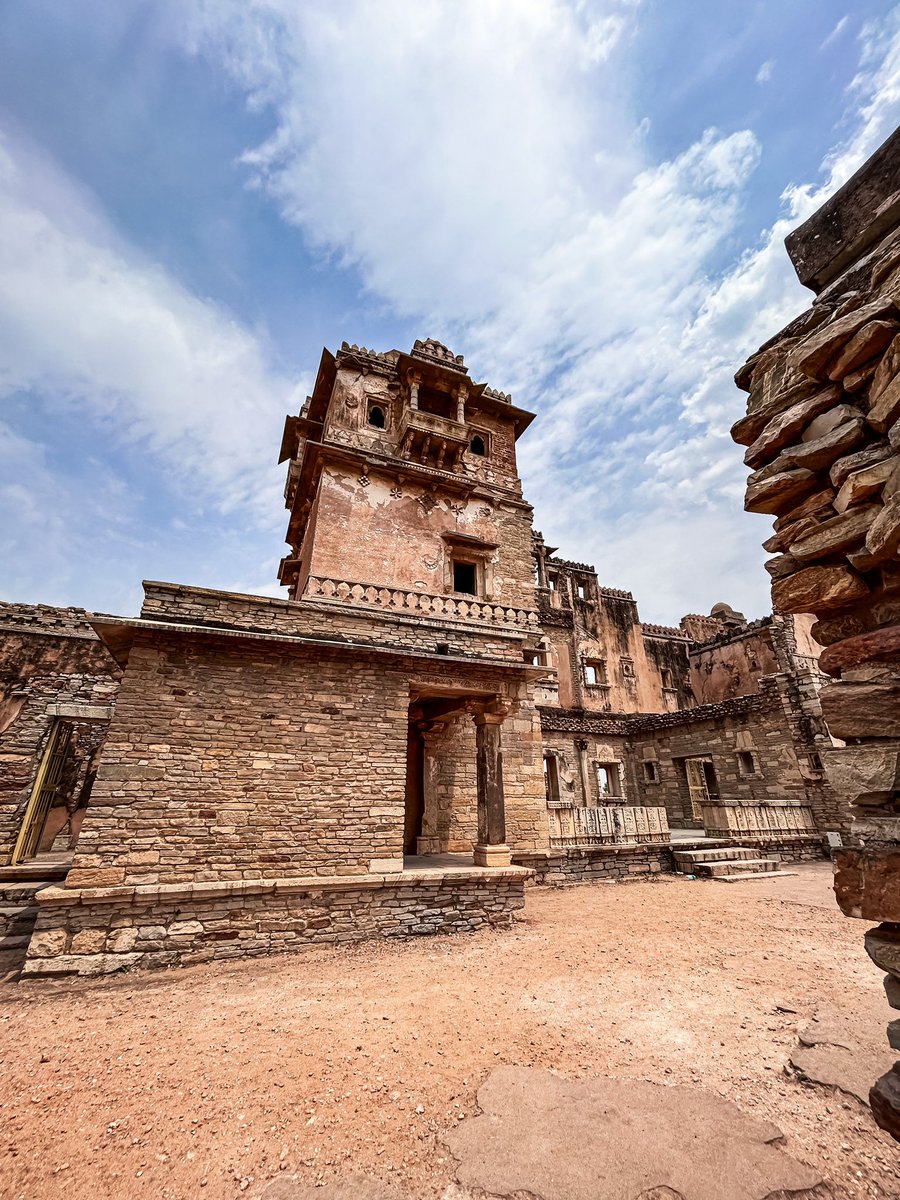 Chittaurgarh Fort, Rajasthan ❤️

#Chittorgarh #MahaRanaPratap #Udaipur #Rajasthan #India #SouhardyaMisra
