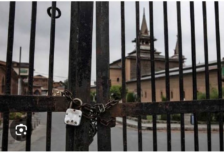 this is a fact that kashmiri pandits who are always taking advantage of being evacuated from kashmir are celebrating Ram navami.but unfortunately kashmiri Muslims can't do eid prayers in Jamia masjid without permission ..🫢 what do u call it comment !