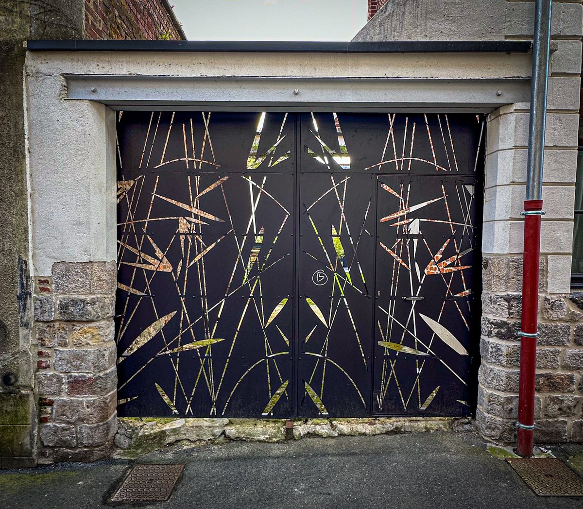 Original gate, perhaps not to everybody’s liking: Arras, Pas-de-Calais @LoveOfGates #lovegates