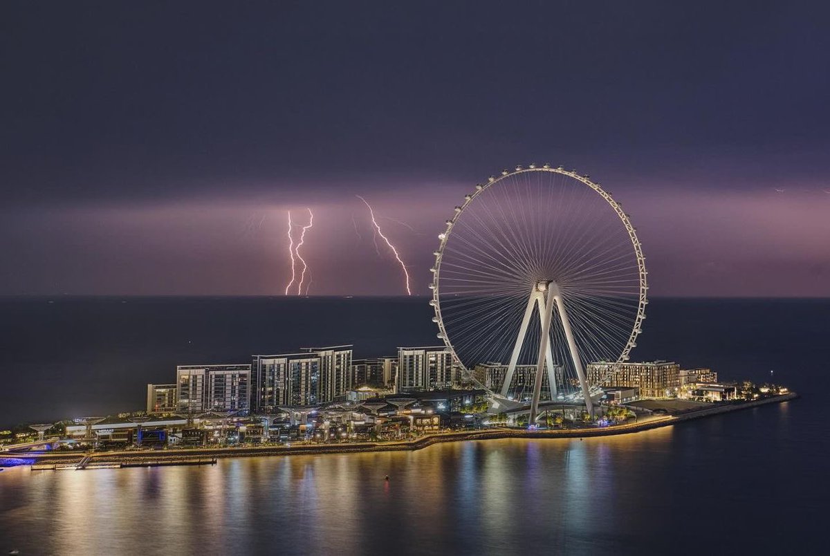 ManakdeepSingh's tweet photo. #Dubai
SCARY VISUALS FROM #Dubai .. after thunderstorms and heavy rain ⛈️

#DubaiFlooding #dubairain  #HalaMadrid #ManCity https://t.co/kbbG0DIEH4