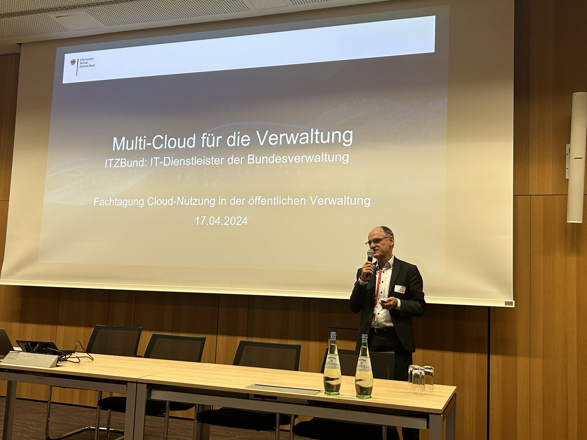 Die Zukunft der IT des Bundes liegt in der #Cloud!
<a href="/A_Kranstedt/">Alfred Kranstedt</a> berichtete gestern bei der Fachtagung des <a href="/Bitkom/">Bitkom</a> zur Cloud-Nutzung in der öffentlichen Verwaltung, wie das ITZBund immer mehr Verfahren in die Cloud überführt und seine Multi-Cloud-Strategie umsetzt.
