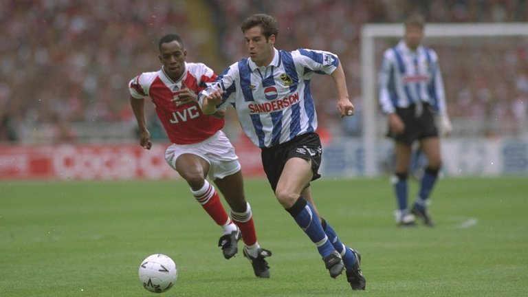 #OnThisDay in 1993 a stars and stripes assembly at Wembley as @johnharkes6scored for Wednesday but #SWFC went down 1-2 to @Arsenal in the Coca Cola Cup Final youtube.com/watch?v=Oa6rQE…