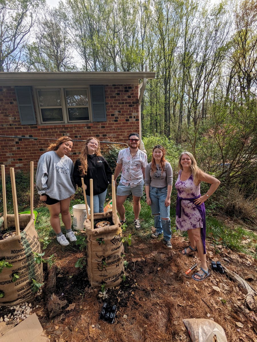 ESPMasonU's tweet photo. #EVPP480 #Sustainability in Action students together with their instructor ESP assistant professor @JenniferSklarew created food security and multistory gardens during a hands-on workshop on April 12, 2024. Experts from Kenya provided guidance virtually.
https://t.co/RPk0cX4xGw https://t.co/DCK08K8sAJ