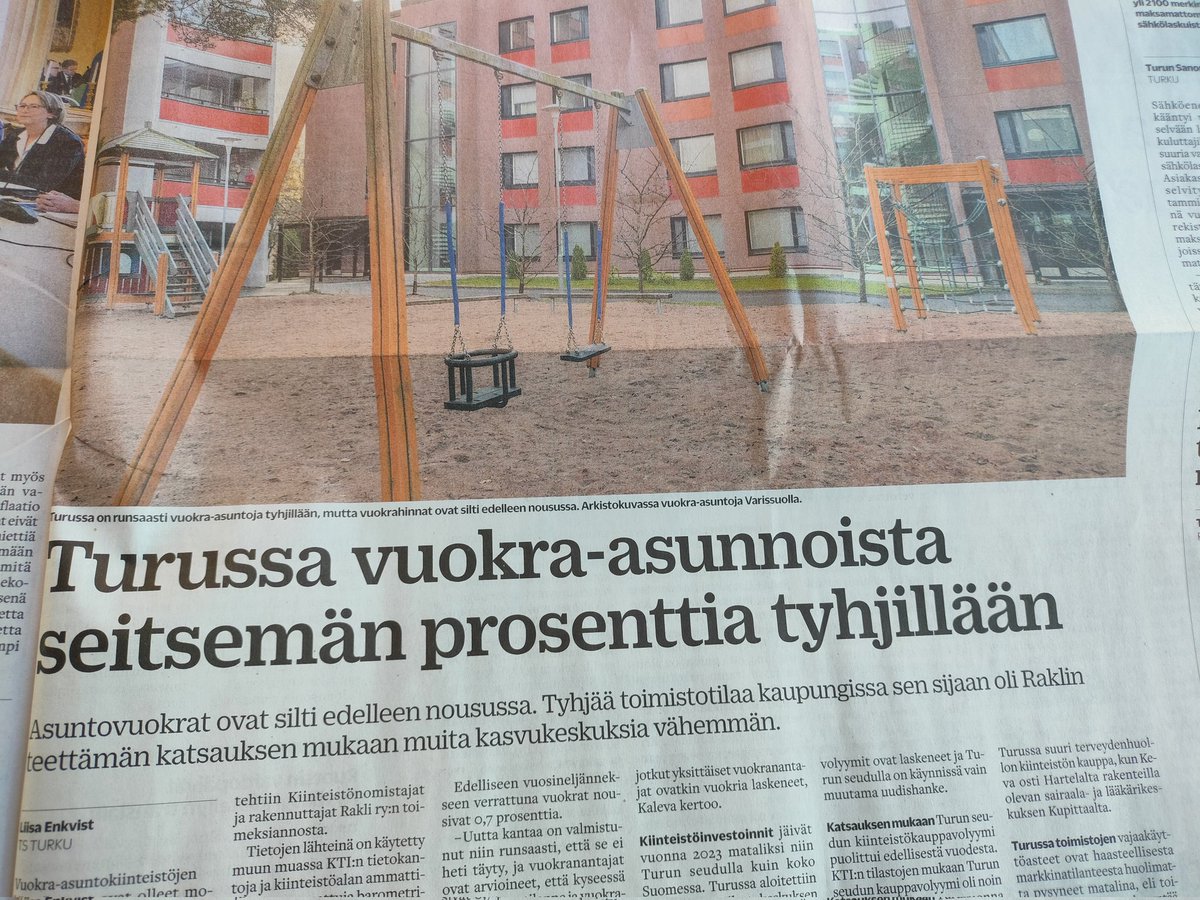 zaheiman's tweet photo. Jumalauta ! Eniten kodittomia Suomessa ja kaupunki pitää asunnot mielummin tyhjinä kun vuokraa niitä ihmisille jotka eivät heitä mielytä. Kaupungin pormestari Arve rakentelee Musiikkitalon 100 miljoonalla ja höpisee suurkaupungin tekemisestä. Häipeisi saatana ! https://t.co/BMlz3vZMwd