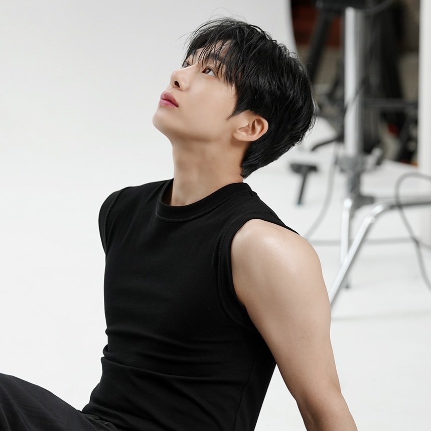 방금 뜬 사진들 너무 좋아서
“오늘 나 생일이야?” 이런 드립치려고 했는데 
진짜 내 생일이라서 드립도 못 치고
그냥 하염없이 형원오빠 팔뚝만 쳐다보게 돼