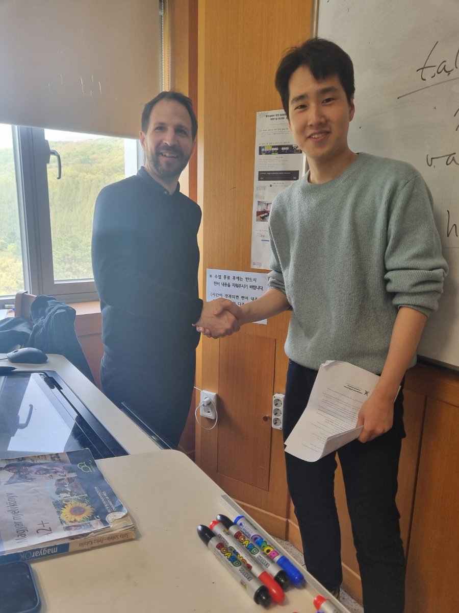 minjae_jun41's tweet photo. Köszönöm hogy segített nekünk! 
A magyar tanár kedvesen segített nekünk. Annak nagyon hálás vagyok. Ő az egyik kedvenc tanár ezen az egyetemen
@hufsbizcom 
Thank you for helping us!
Hungarian professor helped us. I’m so grateful. He’s the one of my favorite professor in this uni https://t.co/p8n7E7RfQ5