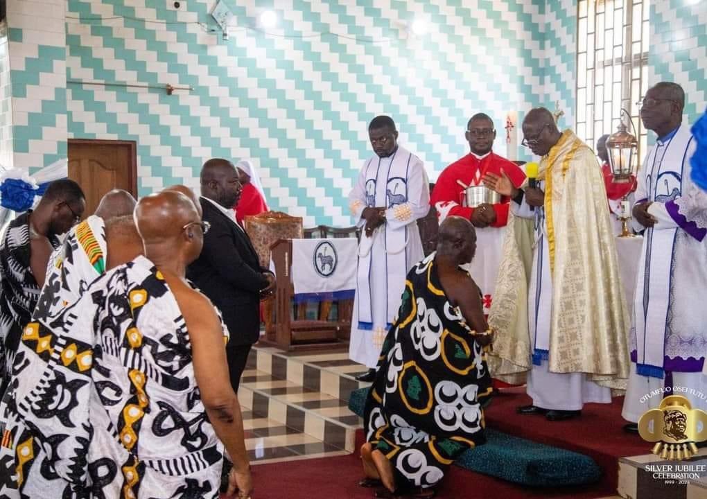 barkervogues's tweet photo. I don’t know why people are in uproar over this. The Asantehene has established firmly by consistent practice that it is now part of Asante custom for the Asantehene to kneel down before the Whiteman’s god. 

Please, he is not kneeling before the Priest. He is kneeling before a god. The priest is there only as the handmaid of that god. 

Shalom