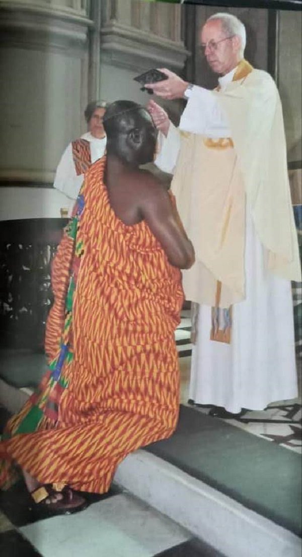 I don’t know why people are in uproar over this. The Asantehene has established firmly by consistent practice that it is now part of Asante custom for the Asantehene to kneel down before the Whiteman’s god. 

Please, he is not kneeling before the Priest. He is kneeling before a…