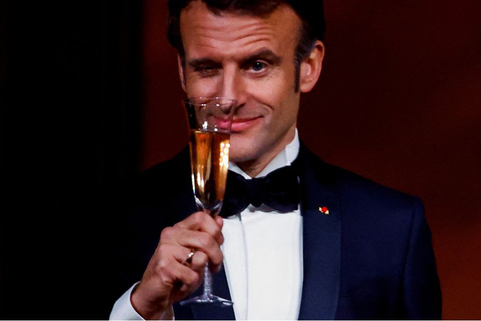 La participation forfaitaire, le fameux 'reste à charge' des assurés sur les consultations médicales, va doubler ... et pendant ce temps là, plus d’un demi-million d’€ de champagne commandé par Emmanuel #Macron pour les soirées à l'Élysée ! A vôtre bonne santé les gueux !!!