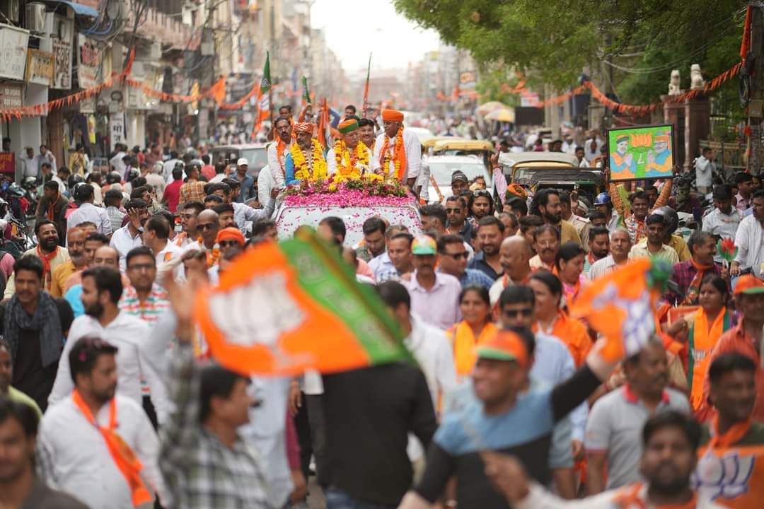 MangilalGodaraP's tweet photo. राष्ट्र निर्माण में करें योगदान...

#भाजपा के पक्ष में करें मतदान...

#bikaner🔥
#ModiKaArjun🚩
#AbkiBaar400Paar✌️
#Phirekbaarmodisarkar2024 https://t.co/DQCvmjvHYp